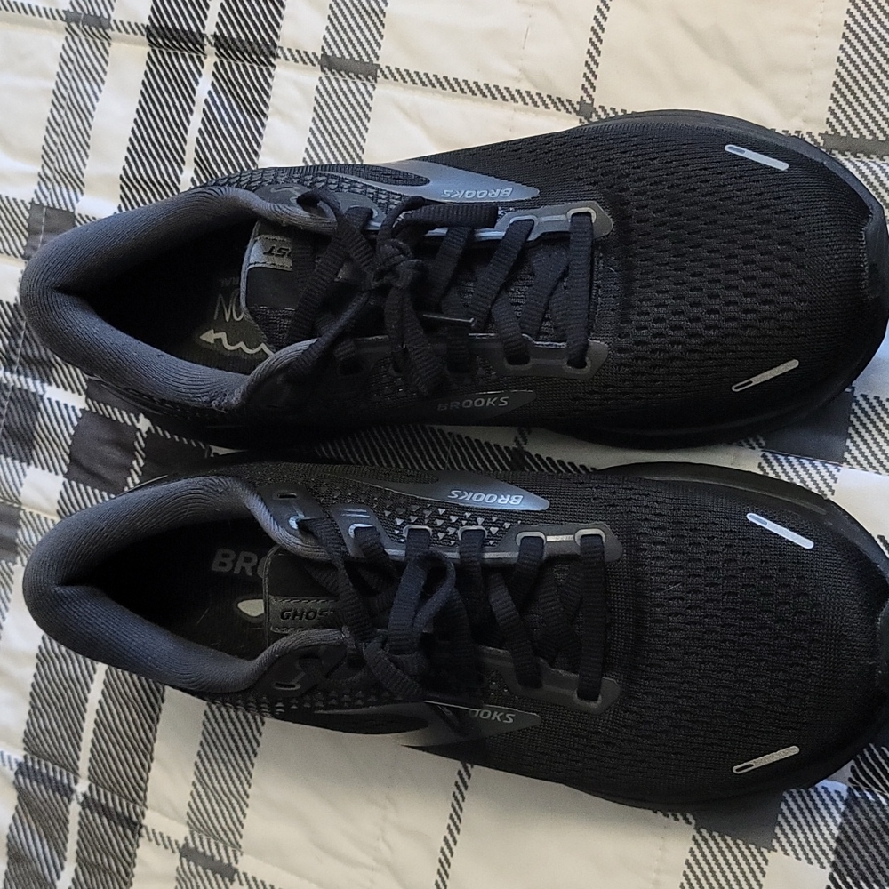 Black Brooks tennis shoes size 9 used Womens